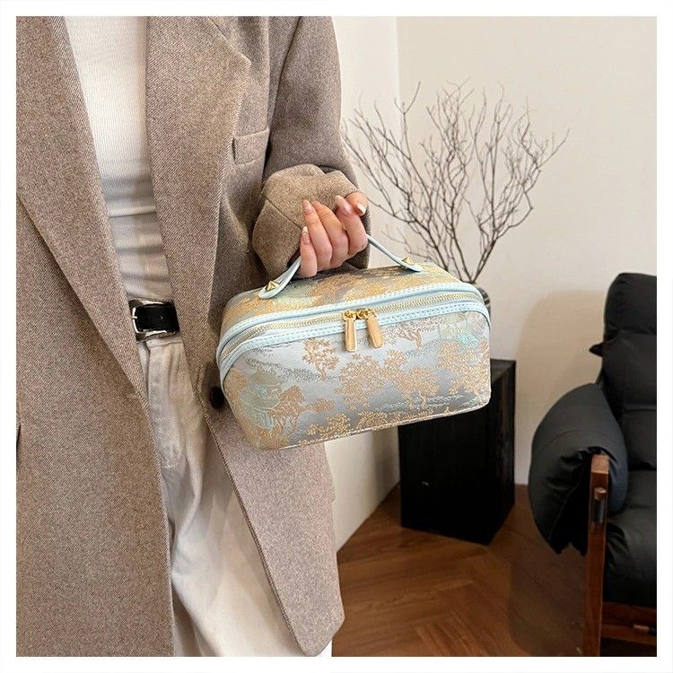 ✨ Large Capacity 3D Makeup Bag | Jacquard Fabric + Metal Zipper | Multi-Compartment Organizer, Fits Full Skincare & Makeup for Commute & Travel!/WHITE