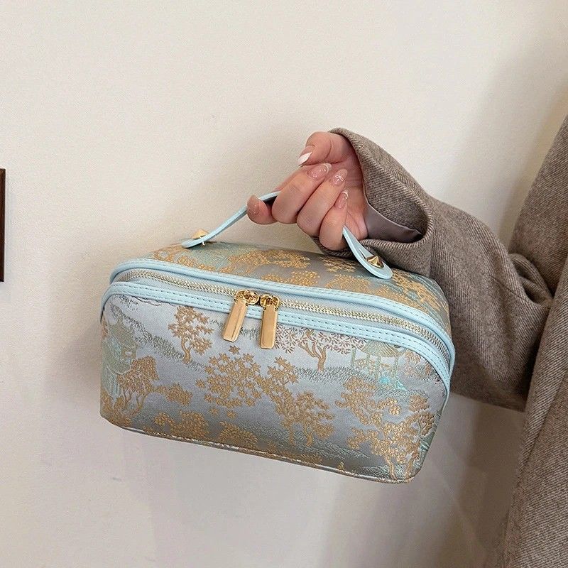 ✨ Large Capacity 3D Makeup Bag | Jacquard Fabric + Metal Zipper | Multi-Compartment Organizer, Fits Full Skincare & Makeup for Commute & Travel!/WHITE